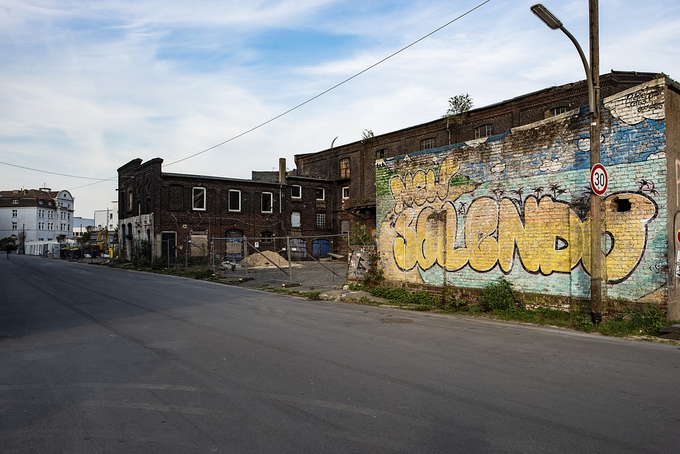 Foto von Mauer mit Graffiti