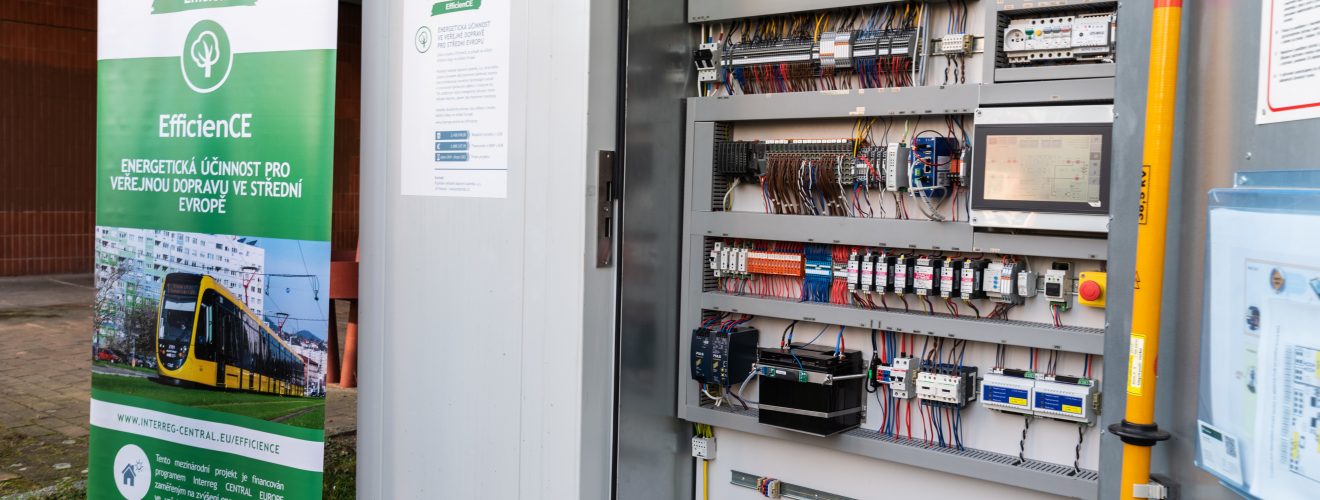 Foto der Batteriepuffer Speicherstationen in Pilsen, mit der Oberleitungsbusse geladen werden können