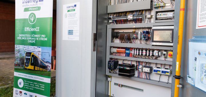 Foto der Batteriepuffer Speicherstationen in Pilsen, mit der Oberleitungsbusse geladen werden können