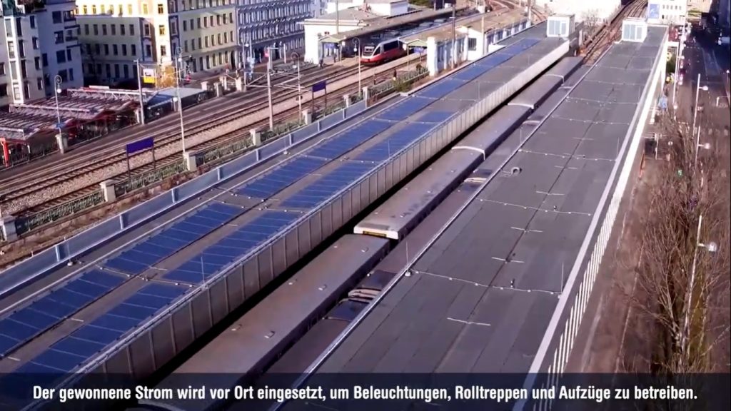 Auf dem Foto ist die U-Bahnstation Ottakring von oben zu sehen, mit vielen Solarpanelen auf den Dächern.