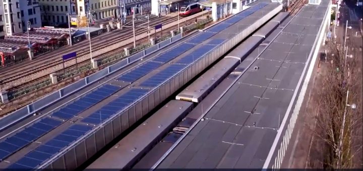 Auf dem Foto ist die U-Bahnstation Ottakring von oben zu sehen, mit vielen Solarpanelen auf den Dächern.
