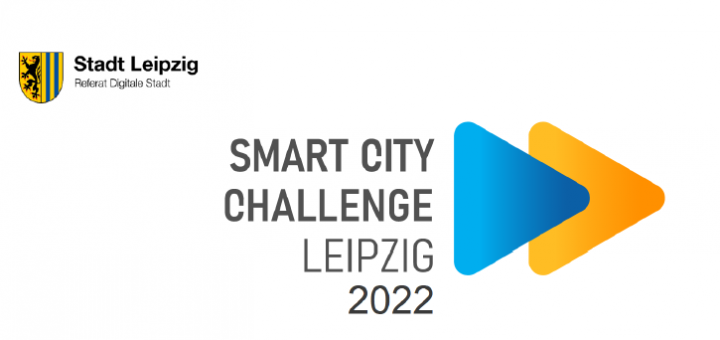 Auf dem Bild befindet sich in der linken oberen Ecke das Stadtwappen Leizigs und Mittig in Großbuchstaben steht Smart City Challange Leipzig 2022 mit einem blauen und einem orangenen Pfeil