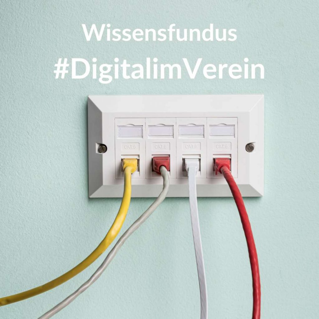 Man sieht in der Mitte des Bildes eine Steckdosenleiste mit 4 bunten Kabeln. Darüber stehen die Worte: Wissensfundus #DigitalimVerein