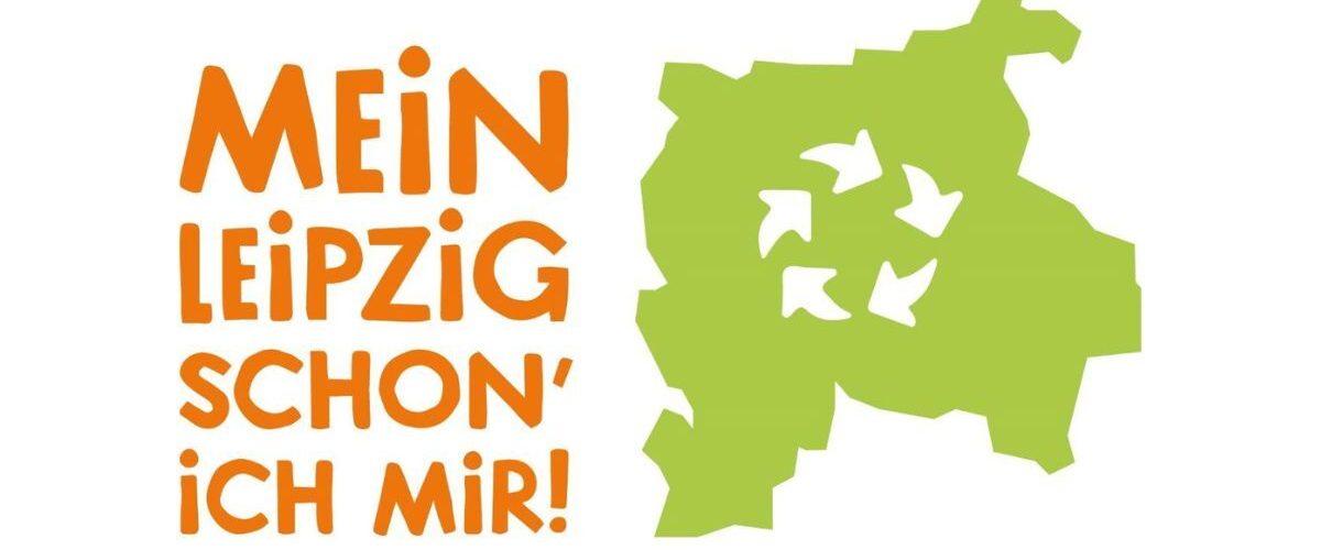 Auf der linken Seite sieht man den Titel der Veranstaltung in orange und auf der rechten Seite sieht man die Fläche Leipzigs in grün mit dem Recycling Symbol darin.
