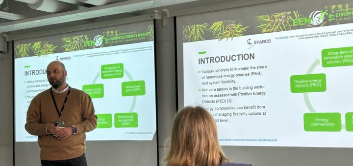 Auf dem Bild sieht man Hendrik Kondziella, wie er die Ergebnisse des SPARCS Projektes auf der EEM23 in Finnland präsentiert. Hinter ihm sind seine Vortragsfolien zu sehen.