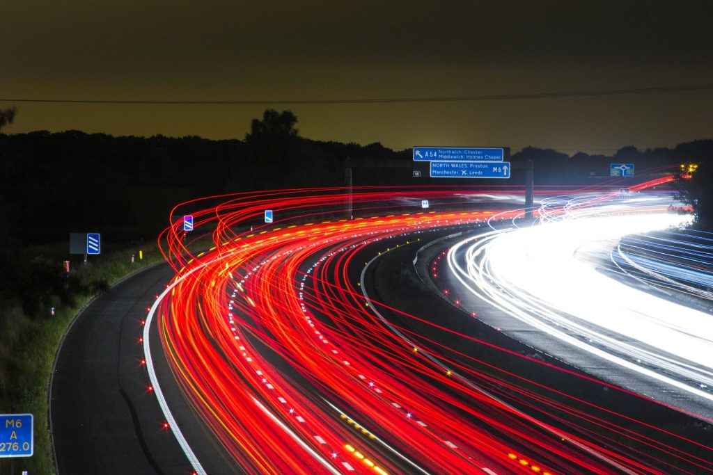 Verkehr Autobahn bei Nacht