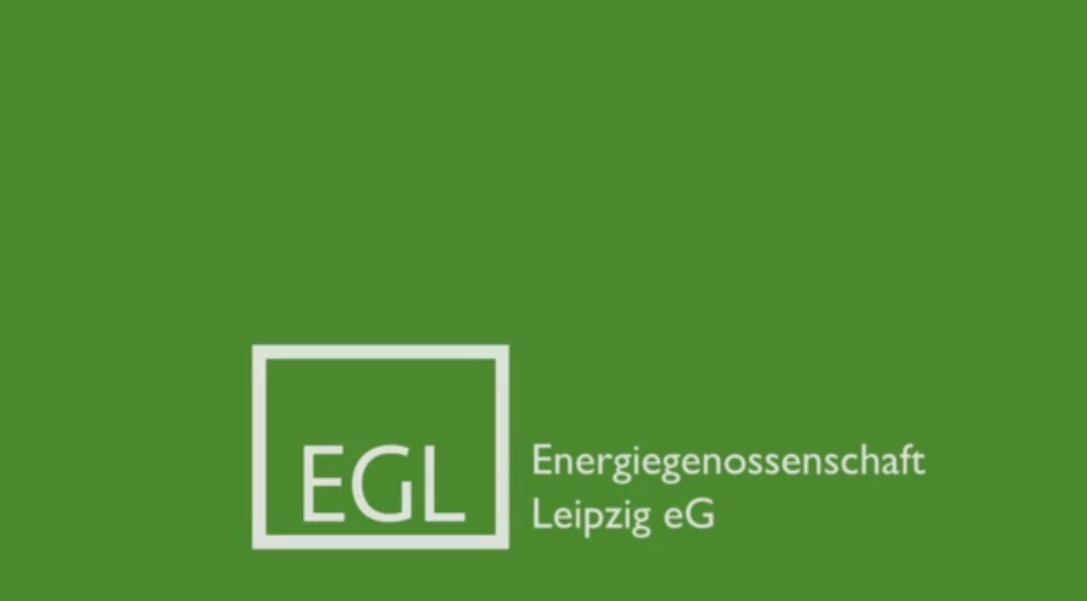 Aufschrift: Energiegenossenschaft Leipzig eG, grüner Hüntergrund