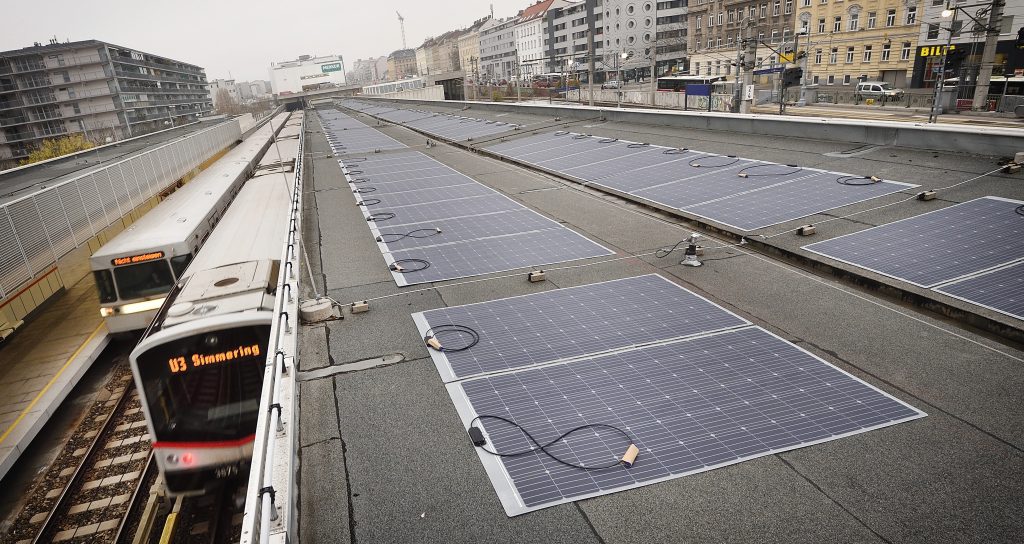 PV-Anlage neben Gleisen