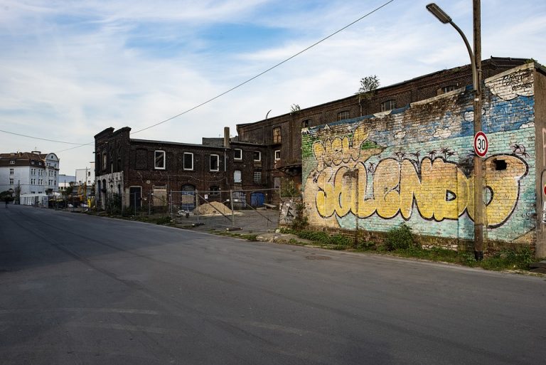 Foto von Mauer mit Graffiti