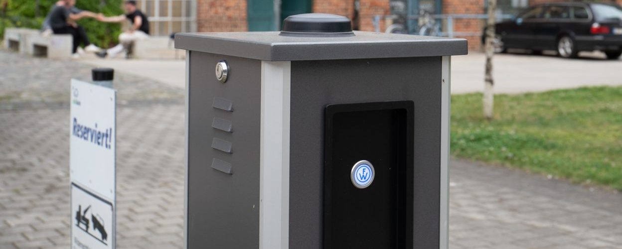 Unidirektionale Ladesäule für E-Autos auf dem Gelände der Baumwollspinnerei Leipzig, die Bidirektionale Ladesäule wird noch installiert
