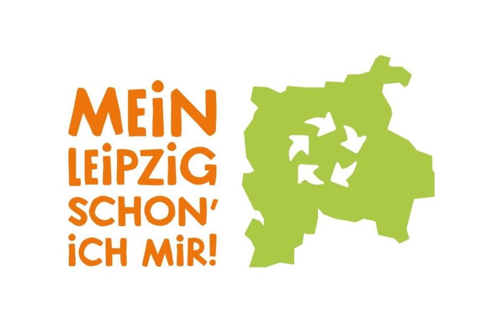 Auf der linken Seite sieht man den Titel der Veranstaltung in orange und auf der rechten Seite sieht man die Fläche Leipzigs in grün mit dem Recycling Symbol darin.