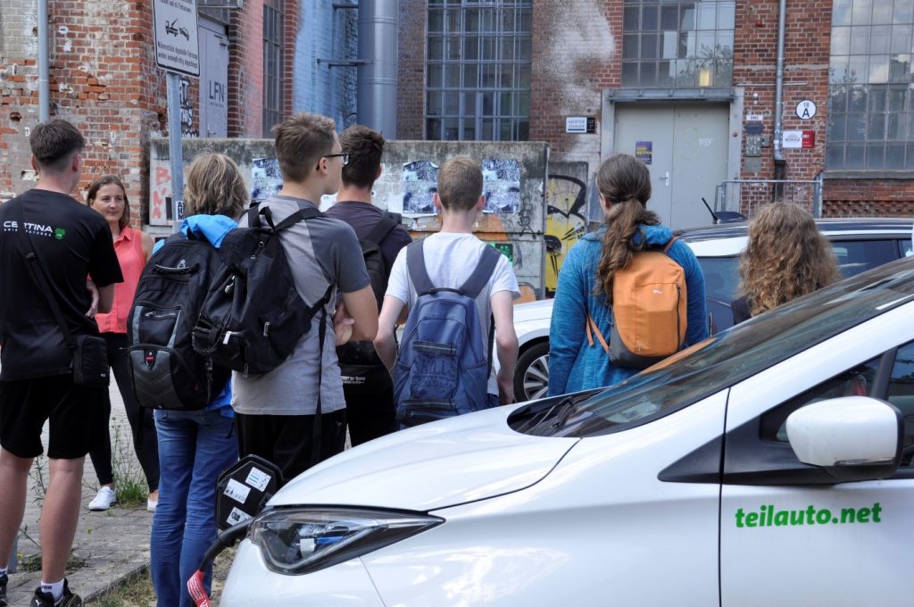 Auf dem Bild sieht man eine Gruppe von Schüler*innen bei der digitalen SPARCS Exkursion auf dem Gelände der Baumwollspinnerei